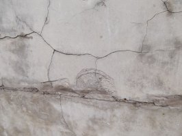 Для начала необходимо что-то сделать с атмосферной деструкцией арболита (химия процесса не менялась с прошлого века!), а потом можно попробовать так топорно рекламировать этот кизяк. В Богучанах полно примеров разрушения этого материала. Вот пример наиболее сохранившегося здания. 1984 год! Остальные как обмылки. Углов уже не осталось.