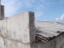 Для начала необходимо что-то сделать с атмосферной деструкцией арболита (химия процесса не менялась с прошлого века!), а потом можно попробовать так топорно рекламировать этот кизяк. В Богучанах полно примеров разрушения этого материала. Вот пример наиболее сохранившегося здания. 1984 год! Остальные как обмылки. Углов уже не осталось.