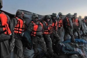 Когда будете читать про жертвы наводнения в США, вспомните этих ребят. На тот момент многих распирало от "ярости" что власти были не готовы к наводнению. Но ни кому не пришло в голову что вот эти ребята были готовы. Были готовы своей жизнью рискнуть ради других.