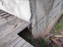 Для начала необходимо что-то сделать с атмосферной деструкцией арболита (химия процесса не менялась с прошлого века!), а потом можно попробовать так топорно рекламировать этот кизяк. В Богучанах полно примеров разрушения этого материала. Вот пример наиболее сохранившегося здания. 1984 год! Остальные как обмылки. Углов уже не осталось.