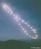 Автор! Третья на моей памяти статья, переполненная ошибками.
1. Три-четыре миллиона лет тому назад наш спутник подвергся Поздней тяжелой бомбардировке 
Поздняя тяжёлая бомбардировка (также лунный катаклизм, последняя метеоритная бомбардировка) временной период от 4,1 до 3,8 млрд лет назад. (с) Вики. Маленькая ошибочка, в тысячу раз всего время сократили.
2. По завершении экспедиции команда Аполлона вернулась на Землю с 385 кг лунных образцов 
Было 6 высадок, так что не "команда "Аполлона", а 6 экспедиций суммарно грамотно звучит.
3. На Луне гравитация в 6 раз слабее земной. При возможности проведения там соревнований по легкой атлетике, рекордный прыжок в высоту был бы равен 15 метрам. 
Ага, особенно в скафандре под центнер массой... 2.45 м мировой рекорд, т.е. под куполом без скафандра 2.45*6 = 14.7, НО! Если подпрыгивать без разбега и в скафандре...

...Армстронг тоже начал подниматься. Он присел низко, как мог, и, оттолкнувшись обеими ногами и придерживаясь руками за лестницу с боков, запрыгнул сразу на третью ступеньку - высота около 1,5 м.
4. Форма у Луны больше напоминает яйцо, чем шар.
Ээээ, у кого с глазами что не так? Где яйцо?
Экваториальный радиус 1738,14 км
Полярный радиус 1735,97 км
Разница - 2,17 км 0,1%, практически идеальный шар! У Земли сжатие в 10 раз больше - 21 км!!
5. Солнце ежедневно и ежегодно движется одним и тем же маршрутом по горизонту. У Луны же движение идет по сложному циклу, длящемуся 18,6 лет.
18,6 лет - это сарос. Сарос (греч. σάρος) или драконический пери од интервал времени, состоящий из 223 синодических месяцев (в среднем приблизительно 6585,3213 дня или 18,03 тропического года), по прошествии которого затмения Луны и Солнца приблизительно повторяются в прежнем порядке, смещение узлов лунной орбиты, хотя кому я рассказываю... 
А вот как по одному и тому же маршруту движется Солнце в течение года (снимки сделаны с одной точки и в одно время суток и сведены в один):
 
6. Лунная кора занимает лишь 2-4% её общего веса, в то время как для общей массы Земли кора - это 30%. 
Масса земной коры оценивается в 2,8 10^22 кг, масса Земли 6*10^24 кг. 2,8 10^22/6*10^24 = 0.47%
Проблемка, да?
7. Ранее было известно созданное ещё великим Леонардо да Винчи в 1505 году изображение поверхности Луны. 
И прилеплена карта, составленная не ранее 1610 года после изобретения телескопа Галилеем, т.к. на ней указаны кратеры, невидимые вооружённым глазом.

Вопрос к автору. Сколько можно засорять интернет и Фишки в частности?