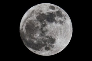 Хошь я поставлю другой светофильтр и она будет фиолетовой в крапинку?
Возьми телескоп или бинокль, своими глазами посмотри на Луну и напиши, пожалуйста, какой там цвет видно?