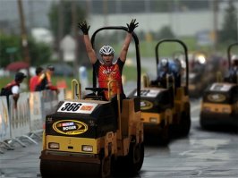 На заднем плане раком стоит - это для аэродинамики или у катков педальный привод? Прикольно было бы такое живъём посмотреть. На тракторах видел, на катках - нет.