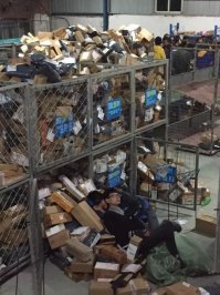 Никогда не понимала таких постов. Если есть свои, личные жалобы - то жалуйся, желательно по теме и в туда, где могут помочь решить проблему. В чем смысл этого поста? Где собраны фото, наверное,за 10 лет) Да в сети полно подобных фото из Китая, и из Америки и др. стран.  Что за люди у нас - лишь бы свое помоями облить.  Например, за последние пару - тройку лет, у меня лично вообще вопросов к почте нет. Хотя, пользуюсь их услугами постоянно.