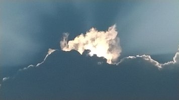 " Вулкан " из облака и солнца .