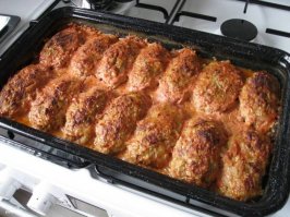 Моя жена делает такие, называет их ленивые голубцы. Мясо на фарш разное берём. Капусту измельчённую обязательно в кипятке пару минут держит. Фарш на две части делит, одна нам со специями по вкусу.  Другая детям, без специй, только соль.
Можно протушить в подливе, можно подливу отдельно.
Очень вкусно и так, и этак!