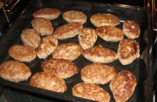 Моя жена делает такие, называет их ленивые голубцы. Мясо на фарш разное берём. Капусту измельчённую обязательно в кипятке пару минут держит. Фарш на две части делит, одна нам со специями по вкусу.  Другая детям, без специй, только соль.
Можно протушить в подливе, можно подливу отдельно.
Очень вкусно и так, и этак!