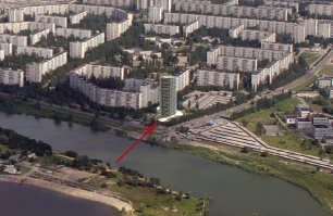 Та вот, сама удивляюсь. ))) Ну, если интересно, вам пример. Есть в нашем городе печально знаменитый элитный жилой комплекс "Парус"- 25 этажей, 140 квартир. Расположен в прекрасном районе, развитая инфраструктура, вокруг ТРК, метро в 5-ти минутах. Напротив городская зона отдыха, самая популярная. Все прекрасно. Казалось бы, квартиры должны были быть раскупленными. А дом уже несколько лет пустой стоит. Потому что, как вы сами правильно заметили, "идиоты такие строительством занимаются". Заметьте, дом полностью построен. 
1. Дом стали строить на базе заброшенного строительства поликлиники (строительство поликлиники  законсервировали еще при Советском Союзе, видимо, советские строители были более вменяемые).
2. На этом месте очень высокий уровень грунтовых вод + проблема с подведением канализации.
3. Для дома такой высоты давление газа в этом районе весьма плохое.
4. Дом узаконен как самострой через суд.
5. Договор о покупке квартир в этом доме заключается не с застройщиком, а с физлицом и оформляется как обычная покупка квартиры по вторичке, а это значит, что продавец никак не будет отвечать, если дом рухнет. У застройщика был проект по реставрации недостроенной поликлиники в этом комплексе. Остальное- самострой. Право собственности было получено через суд и потом было продано третьему лицу. Вот у этого лица фактически теперь и покупают квартиры желающие, если находятся такие.
Ну, это в двух словах. Так что, судите сами.
