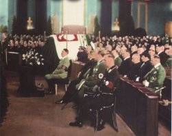 да эти хитрожопые перехитрили сами себя. Носились со своим комплексом величия от Франции к Германии и обратно. А когда после Чехословакии стало ясно, что п...ц неотвратимо идет с запада, начали суетиться, но гаранты попросили прекратить и не дразнить дядю Адика. В результате - вместо 1.5млн штыков отмобилизовали 840тыс и просрали свою Ржач Посполитую меньше чем за месяц.
Вот дядя Адик у гроба своего бл*дского кореша Пислуцкого...