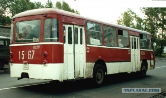 Прям из задней двери под колесо наматывало?