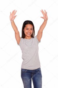 На фото девушки с Фантой фотошоп не причём. Это косяк фотографа. У многих женщин есть такое анатомическое свойство - вытянутая рука в локте прогибается в обратную сторону (как на втором фото). Именно так выгнуло вытянутую вперёд руку у девушки с Фантой, ну а фотограф видимо этого не заметил, и выбрал самый неудачный ракурс.