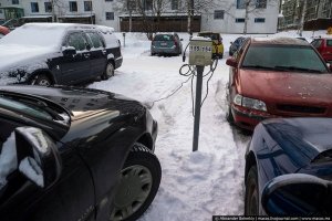 В финке, на автомобильных стоянках на каждом месте есть розетка, к ней подключают устройства поддержания тепла двигателя и салона авто.
Так что, платить отдельно за электрозаправку не нужно.
Средняя цена места 1000р в месяц.