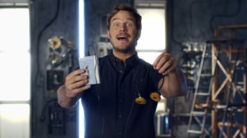 Квилл не перематывает - у него каждая песня любимая!)