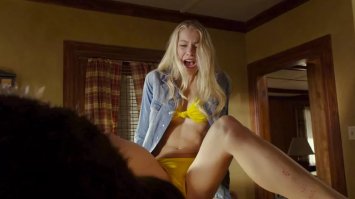 В Латвии злой бобр Виталий взял в заложники прохожего