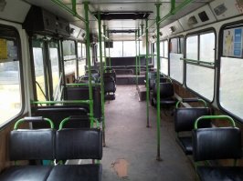 Низкопольные автобусы имеют огромный минус - очень узкий проход. Для загруженных маршрутов идеальна схема сидений 2+1, которая труднореализуема на низкопольниках.
Пара фоток для сравнения