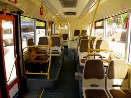 Низкопольные автобусы имеют огромный минус - очень узкий проход. Для загруженных маршрутов идеальна схема сидений 2+1, которая труднореализуема на низкопольниках.
Пара фоток для сравнения