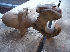 ... зачем сейчас ведра и прочую атрибутику цепляют я не в курсе, но когда меня в ДОСААФ учили ездить на газ 53, то ведро вешали на фаркоп , что бы грязь не мешала замкнуть его!!!! Без постоянно телепающейся дужки ведра, фаркоп забивался грязью которая мешала креплению дужки прицепа или троса :) 
... все гораздо проще :)  
В Армии ведра нам запрещали вешать и забивать верхнюю часть фаркопа приходилось кувалдой :)