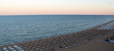 Вот главная достопримечательность там :) - песочный пляж без забора -