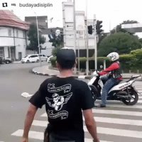 Красавчик. Тоже порой появлялось желание пройтись по капотоам ч..удаков заезжающих на пешеходный переход.