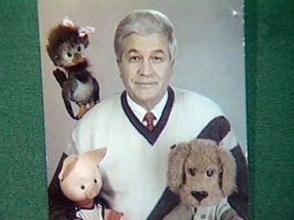 1. Забыли дядю Володю.
2. У передачи была заставка в 70х. Показывали часы с театра Образцова. В последнем окне - 12 часов - был кукольный гном, который и пел песню.