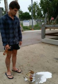 Думаете, может случиться что-то хуже?
Мужик,да сказочный везунчик по сравнению с мужиком на балконе