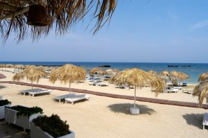 это сугубо мое ИМХО
Но вот там песок какой то мелкодисперстный что-ли и более белый