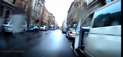 Знакомая ситуация. Я так этой весной ехал по внимание! велосипедной улице, где велосипедисты имеют преимущество и тут старый хрен открыл дверь. Руку потом неделю лечил. На видео кажется что я ехал близко, на самом деле там 1+ метр был. Поэтому рука скользнула о косяк двери и я не упал... 
Сорри, хотел вставить видео, но с компа не получается загрузить.. поэтому вот скрин.