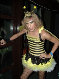 Новозеландский пчеловод на спор просидел 30 секунд на улье без трусов