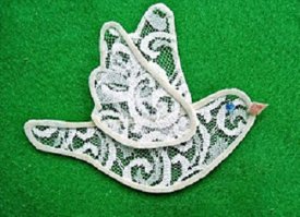 Зачем в окно разглядывать, если можно сделать из кружева.