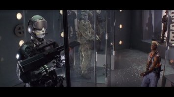 Саймон Феникс был на  этой выставке :)   (к ф "Разрушитель")