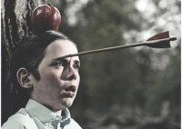 Опасный, но эффектный способ стрельбы из лука