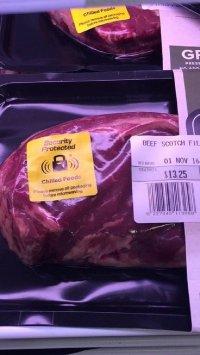 А что не так? На упаковки с мясом наклеены стикиры только не с кодом, а с надписью. 

Да по половине фоток автор глючит. Да еще и подпись эти в стиле Петросяна...