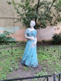 Это Питер, и нифига не детская площадка кстати. Неделю назад снято, Адмиралтейский район. Просто дворик