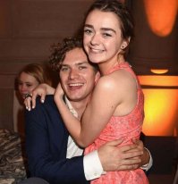 Автор поста олень!
"Ричард Мэдден, сыгравший в "Игре престолов" Робба Старка, и Мейси Уильямс, исполнившая роль его сестры Эмилии Старк,"
Мало того что фото левое так и её НЕ ЭМИЛИЯ ЗОВУТ. Арья. <span style='color:gray'>[мат]</span> ну у вас же школа началась, ну нахер с фишек.