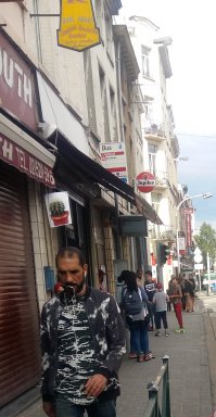 Кому хочется более внимательно разглядеть мигрантов)