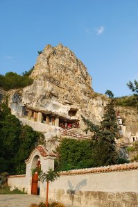 Басарбовский монастырь (болг. Басарбовски манастир)   действующий православный монастырь в Болгарии. Расположен в долине реки Русенски Лом, примерно в 10 км от города Русе /я живу тут/. Помещения монастыря находятся в скальной породе.
   Создание монастыря относится к периоду правления царя Иоанна-Александра. Басарбовский монастырь впервые упоминается в турецких налоговых регистрах 1431 года. В XVII веке в монастыре всю свою жизнь прожил святой Димитрий Басарбовский, мощи которого во второй половине XVIII века, в конце Русско-турецкой войны (1768 1774) были перенесены генералом И. П. Салтыковым из монастыря в Бухарест. Несмотря на это, вторым названием Басарбовского монастыря является Манастир св. Димитрий Басарбовски.