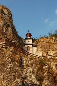 Басарбовский монастырь (болг. Басарбовски манастир)   действующий православный монастырь в Болгарии. Расположен в долине реки Русенски Лом, примерно в 10 км от города Русе /я живу тут/. Помещения монастыря находятся в скальной породе.
   Создание монастыря относится к периоду правления царя Иоанна-Александра. Басарбовский монастырь впервые упоминается в турецких налоговых регистрах 1431 года. В XVII веке в монастыре всю свою жизнь прожил святой Димитрий Басарбовский, мощи которого во второй половине XVIII века, в конце Русско-турецкой войны (1768 1774) были перенесены генералом И. П. Салтыковым из монастыря в Бухарест. Несмотря на это, вторым названием Басарбовского монастыря является Манастир св. Димитрий Басарбовски.