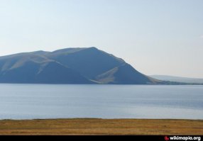 брат живет в деревне  Имек что на местном языке означает собачьи титьки. в данной местности масса горушек . в виде идеального конуса. по местным поверьям это соски  собака великана, что сдохла и превратилась  в камень. так соответственно есть и все остальные ее части так вот сопка нашего поселка называется Куня ,понятно какого размера была та собака . если от ее титек до нас 170 км.