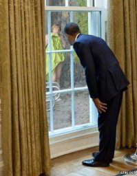 Зато хоть обаму она тогда заметила)