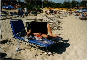 У меня есть подозрение что там весь песок - привозной. Откуда на вулканическом острове взяться песку? Хотя не настаиваю. ХЗ..