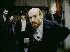 С 1962 по 1965 год Сергей Довлатов служил в армии, в системе охраны исправительно-трудовых лагерей на севере Коми АССР.
"Комедия строгого режима " снята по мотивам его произведений . Не был ли прототипом этого ввшника-очкарика сам Сергей Донатович ?