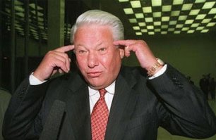 Может Ельцин не понимал, что творил? Понимал. О развале и уничтожении промышленного остова страны ему письменно докладывали Председатель Правительства Е. М. Примаков, Государственная Дума, Генеральная прокуратура, Министерство внутренних дел, Служба внешней разведки, Счетная палата.  В частных руках иностранных компаний и криминальных структур оказались такие основополагающие для экономики России отрасли, как машиностроение, производство электроэнергии, водный, речной и авиационный транспорт, объекты связи. Более 90 процентов акций предприятий цветной металлургии отныне принадлежат западным компаниям. Наблюдается скрытая интервенция иностранного капитала с целью подрыва обороноспособности и экономики страны  - докладывал Ельцину заместитель Председателя Правительства В. П. Полеванов, за что и был немедля Ельциным уволен. Не мешай грабить страну! Все обращавшиеся к Ельцину настаивали пересмотреть механизм приватизации. Тщетно! Ельцин знал, что делал. Ельцин предавал и разрушал страну осознанно.