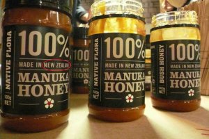 Покупайте Новозеландский мёд! Мёд, от пчеловода Джейми Грейнджера, не просто эксклюзивная визитная карточка Новой Зеландии, но и самый полезный мед на земле! Цветы дикого чайного кустарника Манука, труд пчёл и секрет Джейми Грейнджера, вот, что делает этот мёд таким желанным на вашем столе. Спешите приобрести Новозеландский мёд!