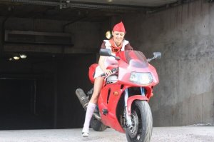 это Эмма мотогонщица с Питера , по моему первая в школьной форме начала ездить