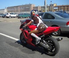 это Эмма мотогонщица с Питера , по моему первая в школьной форме начала ездить