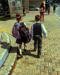 А девочка не промах - пацанчик то можор.