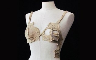 Этот бюстгальтер носили на территории Австрии в период между 1390 и 1485 годами. Хотя это самый старый из сохранившихся бюстгалтеров, в летописях встречаются и более ранние описания "мешочков для груди". За 500 лет самые оригинальные современные бюстгалтеры далеко ушли от своего прародителя, но первая модель тоже может вполне сойти за винтажную ретро-классику.