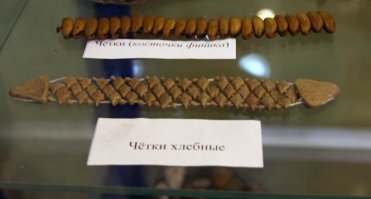 помню во времена моего студенчества, товарищ сделал зоновские чётки из хлеба и зубной пасты. И откуда у него были такие навыки :)