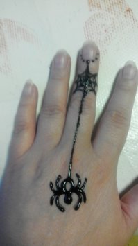 Хочу жука с первой фотки!!! Такая няшка!!!
А мехенди сделали, так же сидеть как минимум 4 часа.... Жесть. Делала дочке и себе сама мехенди, сидели неподвижно часа два. Потом уже стало подсыхать, стали шевелиться  На ночь замотала пленкой, ночью вся слезла.... Покупали хну в фикс-прайсе, продержалось мехенди 2 дня. А я так старалась, рисовала....