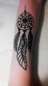 Хочу жука с первой фотки!!! Такая няшка!!!
А мехенди сделали, так же сидеть как минимум 4 часа.... Жесть. Делала дочке и себе сама мехенди, сидели неподвижно часа два. Потом уже стало подсыхать, стали шевелиться  На ночь замотала пленкой, ночью вся слезла.... Покупали хну в фикс-прайсе, продержалось мехенди 2 дня. А я так старалась, рисовала....